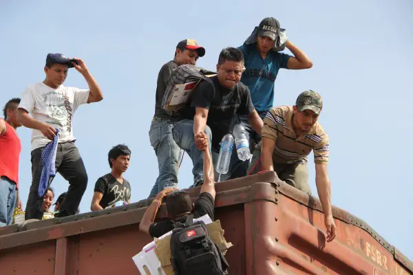 Tres migrantes venezolanos fallecieron al caer de un tren
