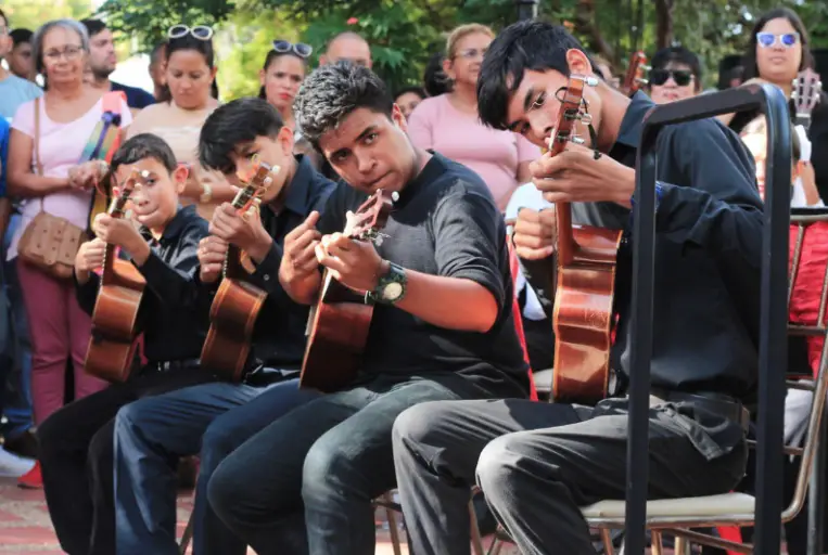 El estado Falcón se unió al acto en honor al Día Nacional del Cuatro Venezolano desde la plaza Bolívar de Coro con la participación de 150 niños.
