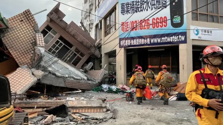 Terror viven en Taiwán por fuerte sismo de magnitud 7.4 (+video)