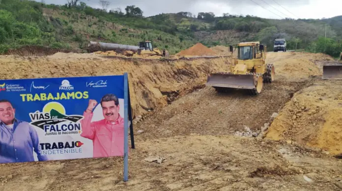 Los trabajadores de Vías de Falcón sustituyeron y rehabilitaron una alcantarilla ubicada en la carretera Coro-Churuguara o también denominada Troncal 004.