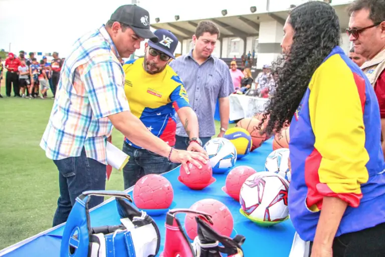 Entregan material deportivo a más de 1.200 atletas de Carirubana