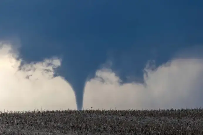 Fuertes tornados amenazan a varios distritos de Estados Unidos. Un tornado arrasó los suburbios de Omaha, Nebraska, dejando cientos de hogares afectadas.