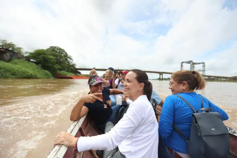 María Corina llega a Apure en curiara (Video)