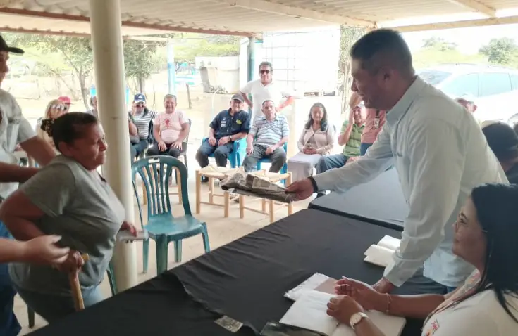 Un encuentro con los habitantes de la comunidad de Yabuquiva fue propicio para que el alcalde Harold Dávila, juramentara al Club del Adulto Mayor.