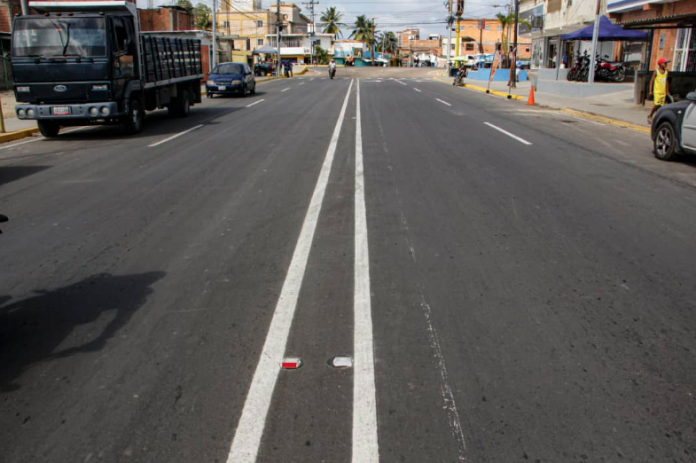 El gobernador Víctor Clark entregó este viernes la segunda etapa de la avenida Hugo Chávez Frías en el tramo ubicado en el sector El Calvario de Tucacas.