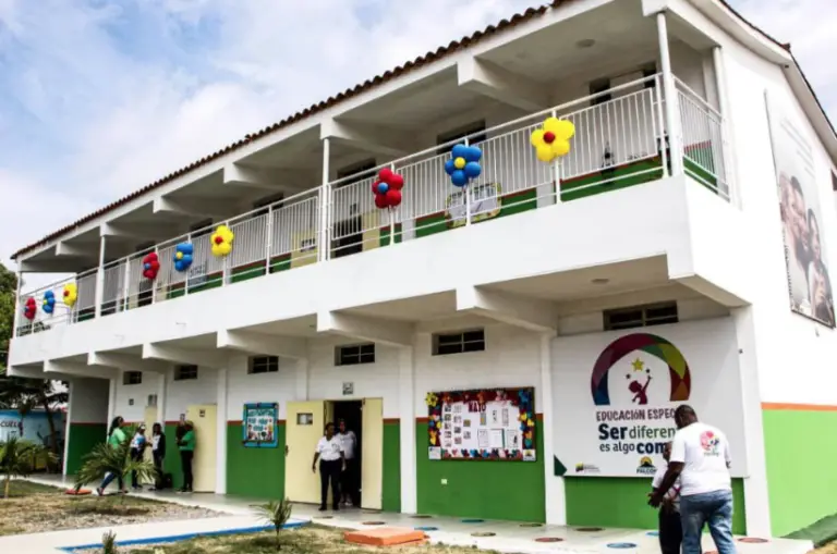 Bricomiles de Maduro transforman dos centros educativos en la COF