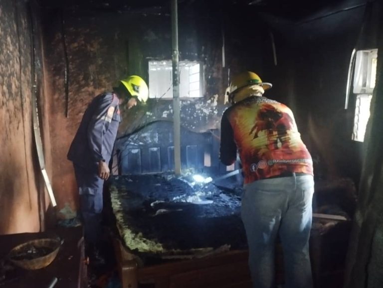 Incendio en vivienda deja tres fallecidos; posible suicidio
