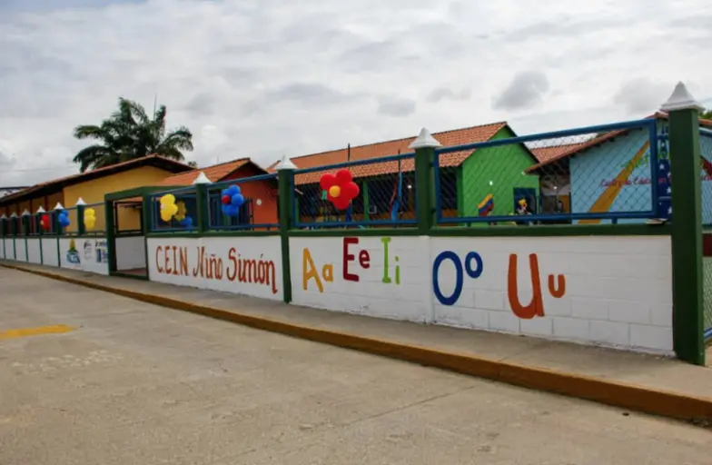 Las Bricomiles creadas por Nicolás Maduro le pusieron brillo a dos centros pedagógicos en el municipio Silva de la Costa Oriental falconiana.