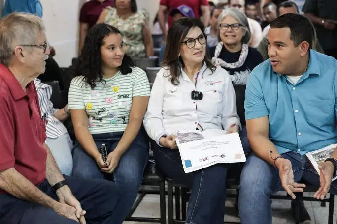 En la visita realizada por la presidenta de la Misión Venezuela Bella sostuvo un encuentro con representantes de la Universidad “Alonso Gamero”.
