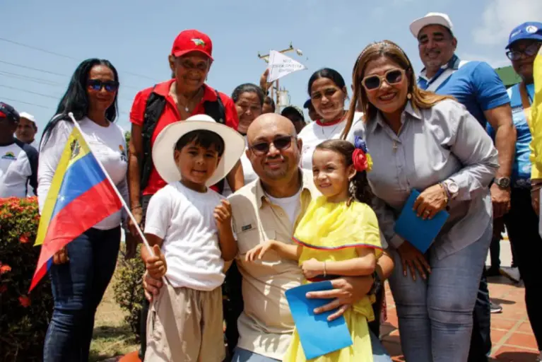 Las Bricomiles creadas por Nicolás Maduro le pusieron brillo a dos centros pedagógicos en el municipio Silva de la Costa Oriental falconiana.