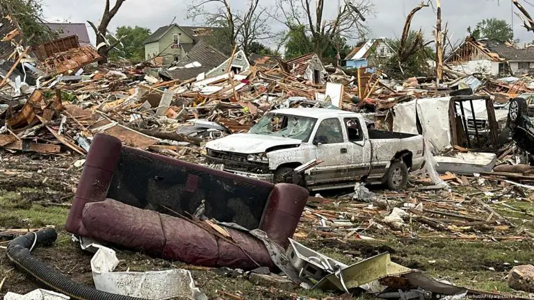 Tornado devastó un pueblo en Iowa: deja varios fallecidos y heridos (VIDEO)