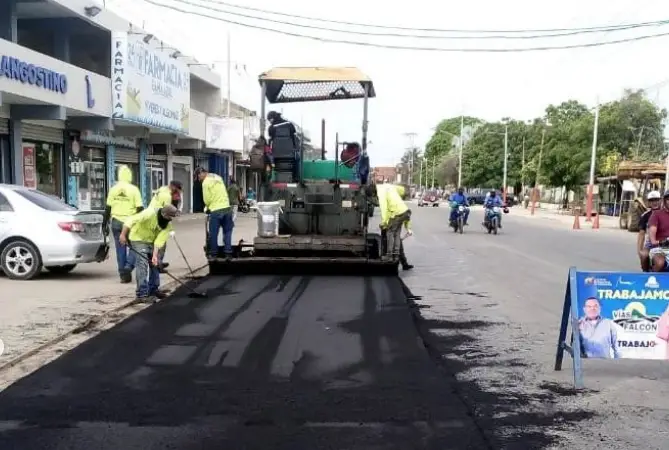 Los trabajos de transformación que se ejecutan en la avenida Hugo Chávez de Tucacas, municipio José Laurencio Silva, comenzaron su última etapa.