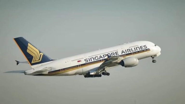 Un muerto y 30 heridos por “fuertes turbulencias” en un vuelo de Londres a Singapur