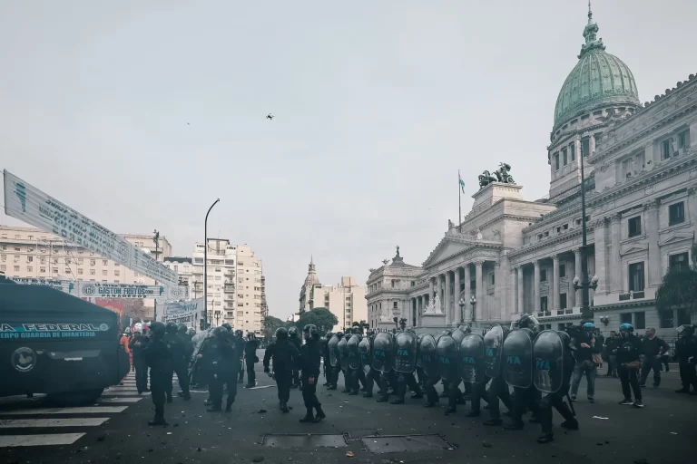 Caos en Argentina: intensas protestas contra la Ley Bases