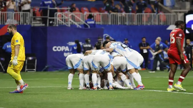 Argentina venció en un complicado debut en la Copa América
