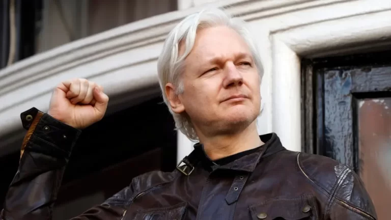 Julian Assange abandonó el Reino Unido tras ser excarcelado
