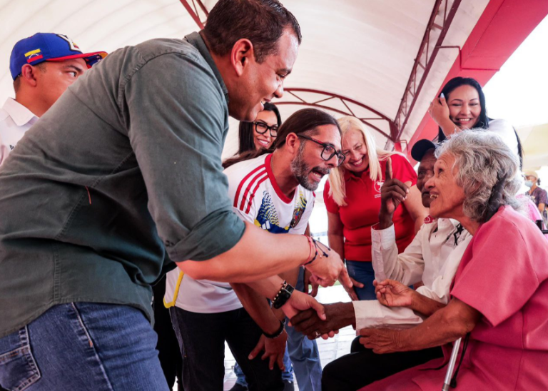Nicolás Maduro consintió a 160 abuelos de Coro