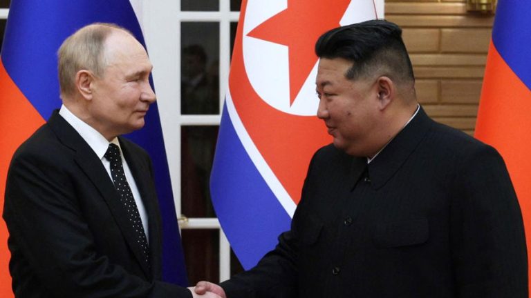 Kim Jong-un firma con Vladimir Putin un acuerdo estratégico