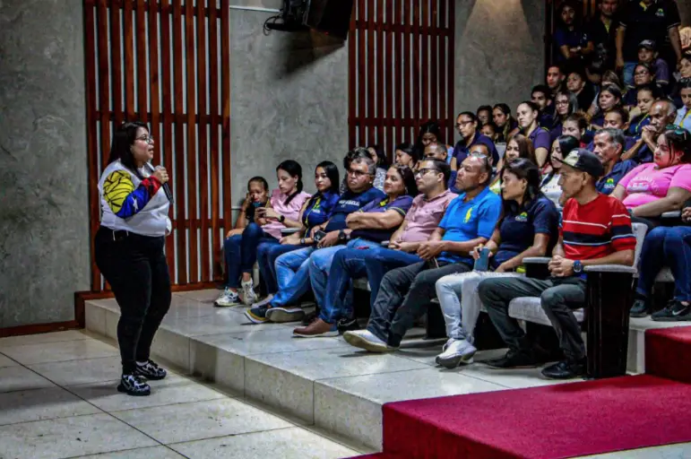 En una asamblea este lunes los trabajadores de la Gobernación del estado Falcón mostraron su respaldo al presidente Nicolás Maduro, el gallo pinto.