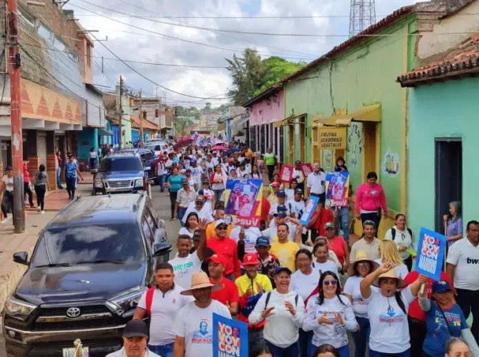 El sector educativo de Churuguara, en el municipio Federación, representado por el Bloque Robinsoniano, tuvo una marcha en apoyo a Nicolás Maduro.