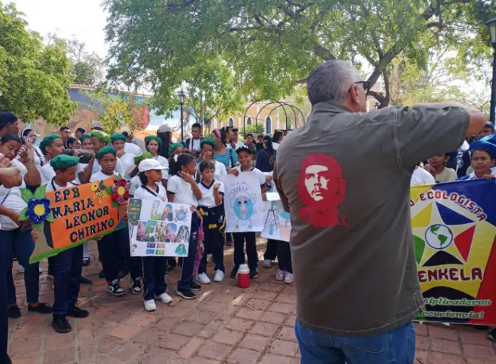Decenas de niños y jóvenes realizaron una caminata a favor del Día Mundial del Ambiente bajo la consigna “Falcón movilízate por la transformación ecológica”.
