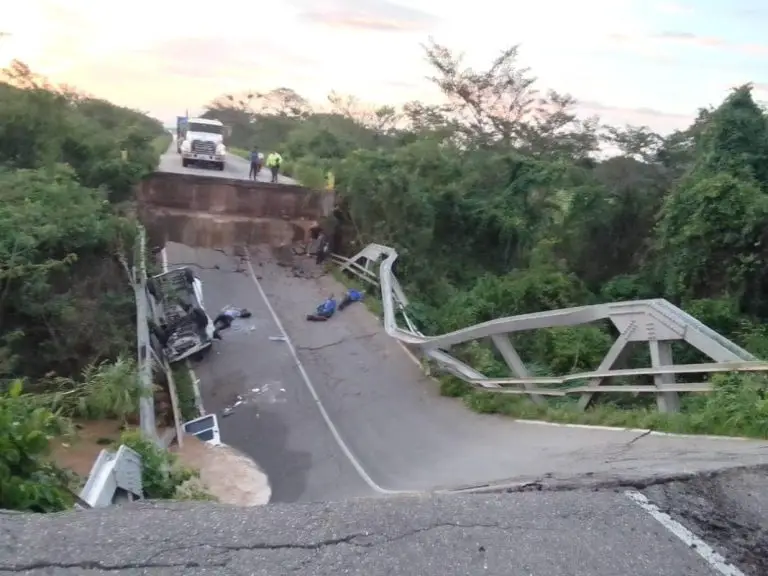 Habilitan desvío por colapso de puente en la Falcón Zulia