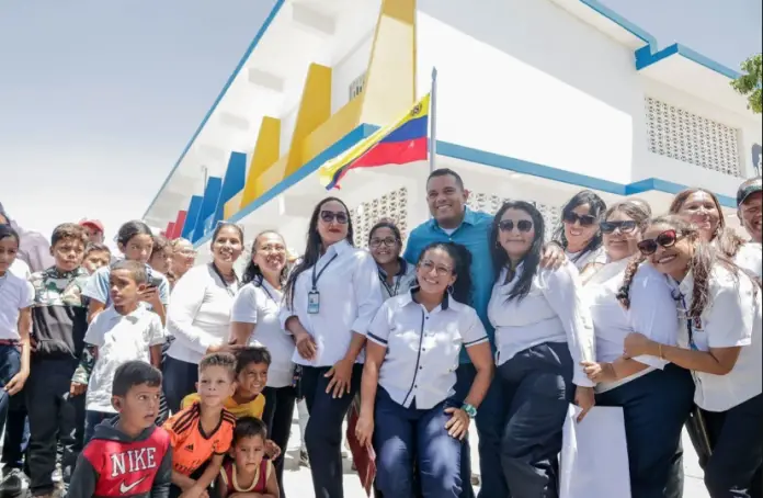 De parte del presidente Nicolás Maduro, más de 2000 familias del Eje de Las Piedras en el municipio Carirubana recibieron un hermoso y amplio complejo educativo