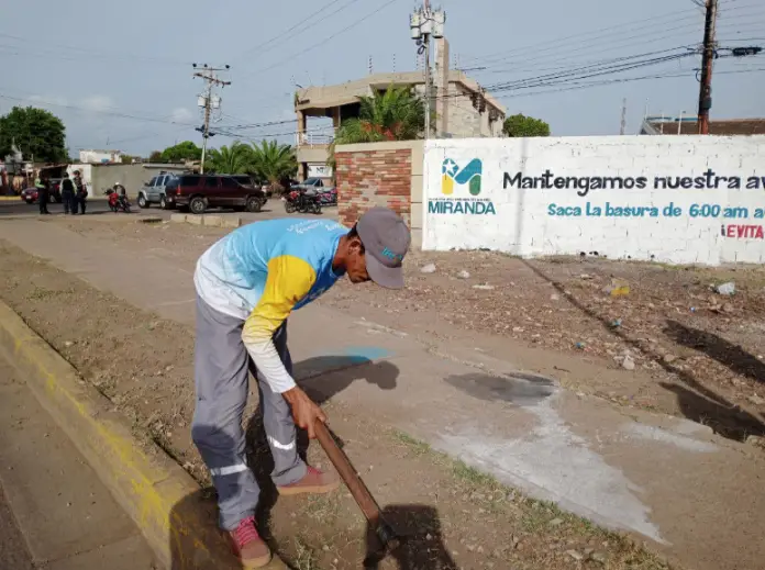 Este jueves el alcalde del municipio Miranda, Henry Hernández, hizo un llamado a la conciencia desde la avenida Ramón Antonio Medina a respetar los horarios.