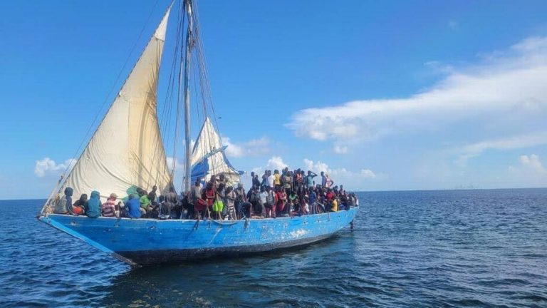 Al menos 118 migrantes haitianos llegan a Los Cayos de Florida