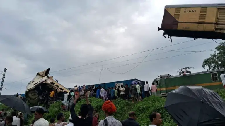 Al menos 15 muertos tras impactante choque de trenes en India