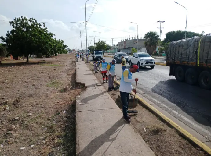 Este jueves el alcalde del municipio Miranda, Henry Hernández, hizo un llamado a la conciencia desde la avenida Ramón Antonio Medina a respetar los horarios.