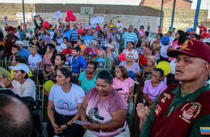 Con la venia del presidente Nicolás Maduro, Clark, Santaella y Contreras, hicieron entrega de materiales y equipos a 10 Bases de Misiones de Carirubana.