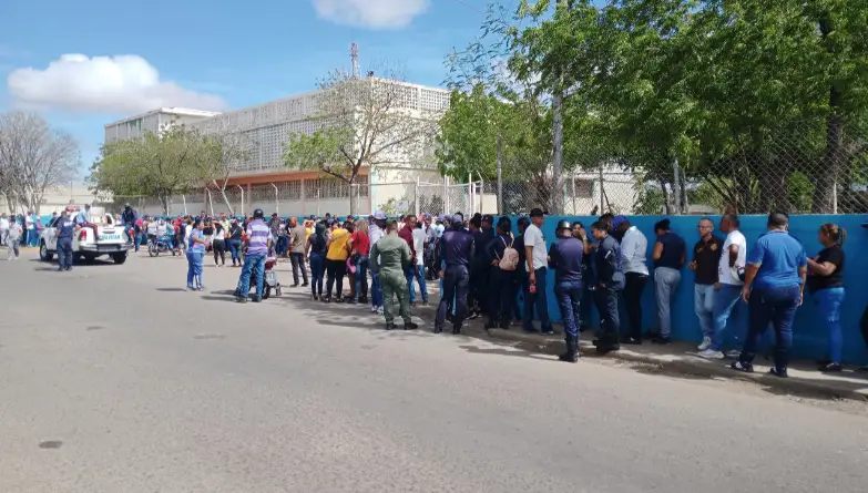 Los seis centros de votación habilitados en el municipio Miranda lucieron desde tempranas horas con largas filas de ciudadanos dispuestos a participar en el simulacro electoral.