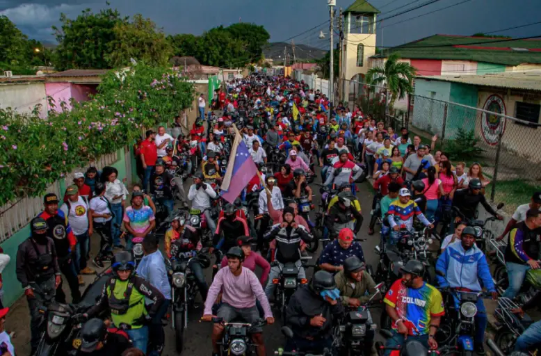 Con un espíritu alegre y combativo, la fuerza motorizada de Coro salieron a las calles en una gran caravana en respaldo a su gallo Nicolás Maduro.