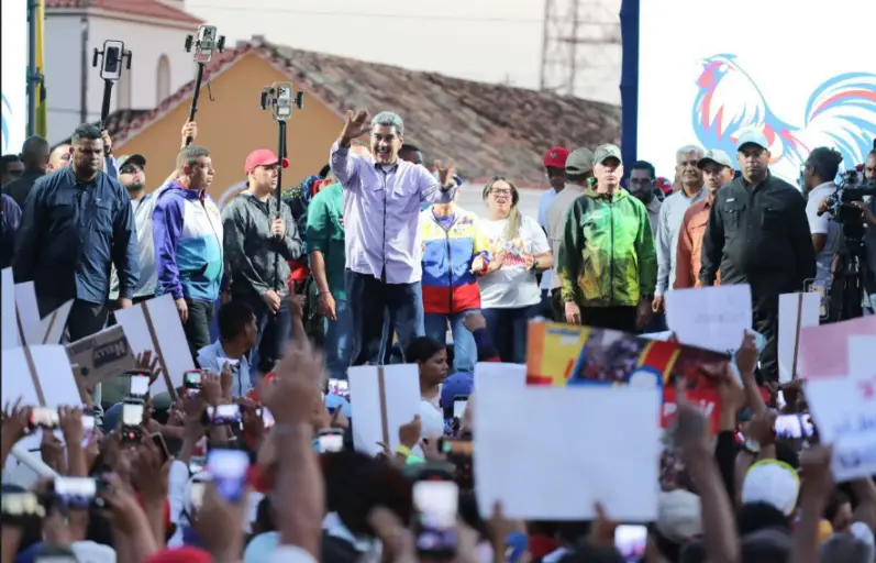 Entre el calor de la fuerza revolucionaria de la península de Paraguaná, el presidente Nicolás Maduro llegó a Los Taques cantando las letras de Alí Primera.