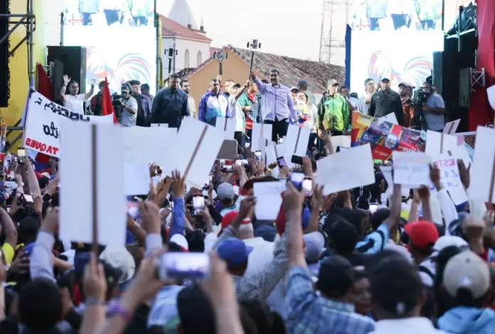 Entre el calor de la fuerza revolucionaria de la península de Paraguaná, el presidente Nicolás Maduro llegó a Los Taques cantando las letras de Alí Primera.