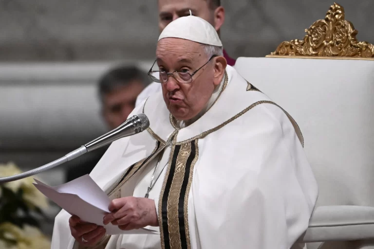 El Papa llama a “acoger” a los homosexuales en la iglesia pero con “prudencia” en seminarios