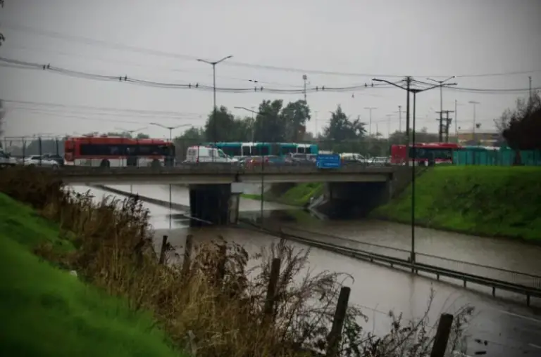 Intensas lluvias dejan más de 800 personas aisladas en Chile