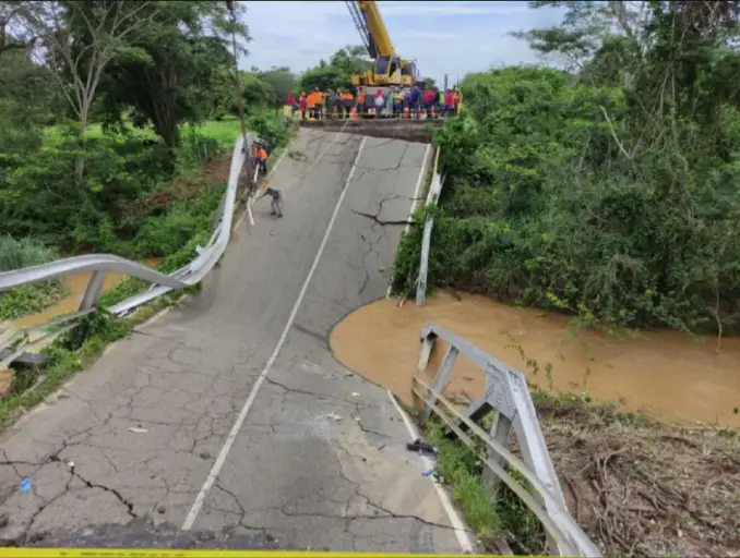 Ante el colapso estructural del puente sobre el río La Cocuiza, ubicado en el estado Zulia, el gobierno de Falcón aportará maquinaria.