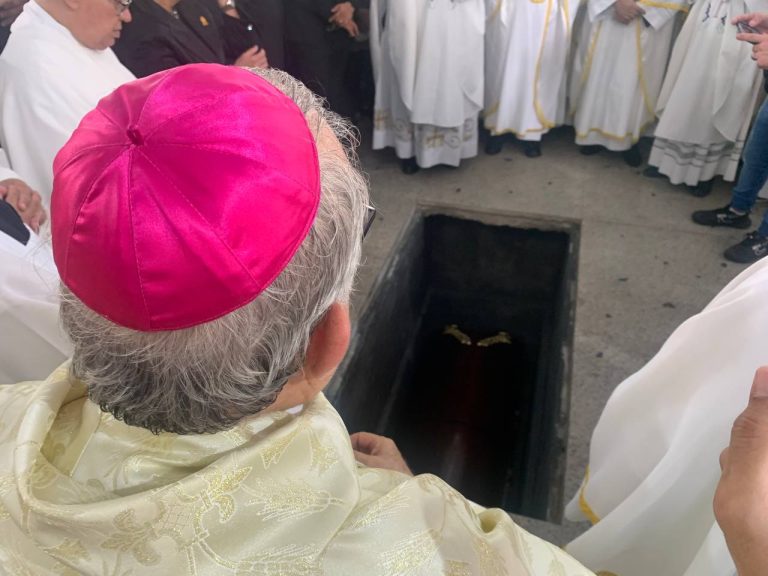 Sepultan a monseñor Roberto Lückert en la parroquia La Asunción