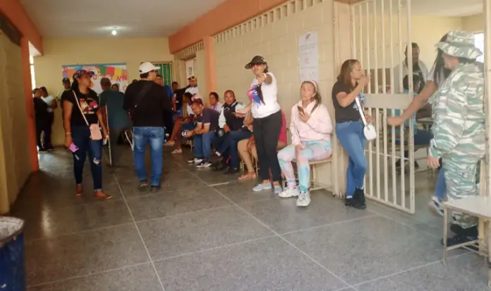 Los seis centros de votación habilitados en el municipio Miranda lucieron desde tempranas horas con largas filas de ciudadanos dispuestos a participar en el simulacro electoral.