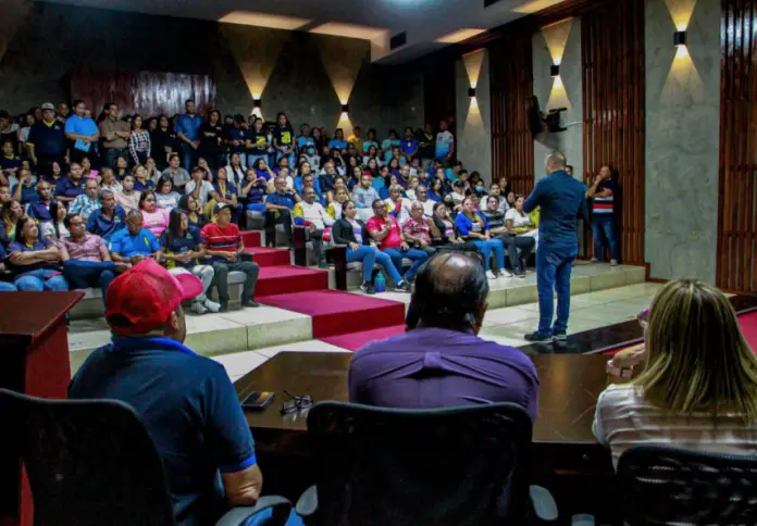 En una asamblea este lunes los trabajadores de la Gobernación del estado Falcón mostraron su respaldo al presidente Nicolás Maduro, el gallo pinto.