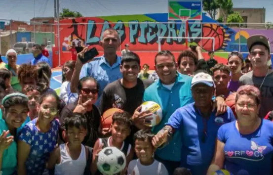 En la agenda de trabajo del 1x10 del Buen Gobierno, el gobernador Víctor Clark entregó en nombre del Presidente una cancha deportiva de usos múltiples nueva.