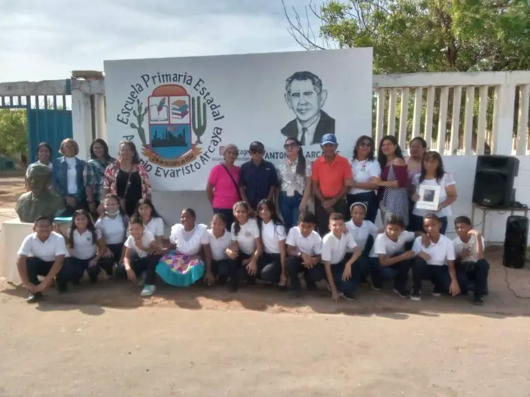 Escuela Antonio Evaristo Arcaya recibe regalo de estudiantes