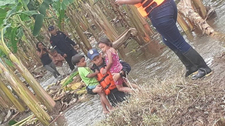 Lluvias mantienen alerta a autoridades en Mérida y Zulia