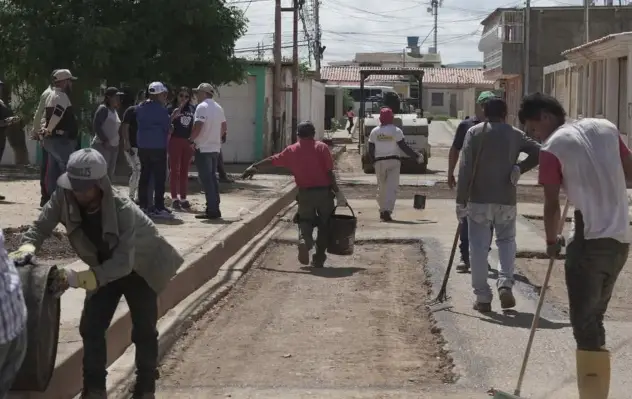 Con recursos asignados por el Presidente a la comuna, la Gobernación y la Alcaldía abordan calle de la cuarta etapa de la urbanización Las Eugenias.