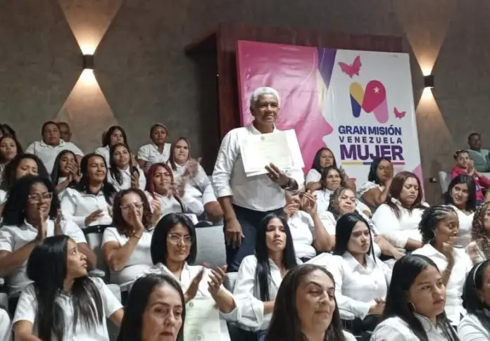 Dando cumplimiento al segundo vértice de la Gran Misión Venezuela Mujer se realizó la Entrega de Títulos de Bachiller y Técnicos Medios a 113 falconianas.