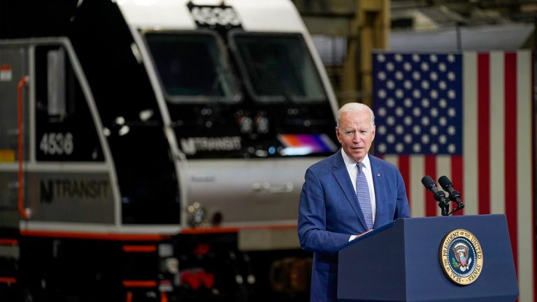 “A menos que me atropelle un tren”: Biden reitera que no declinará su candidatura
