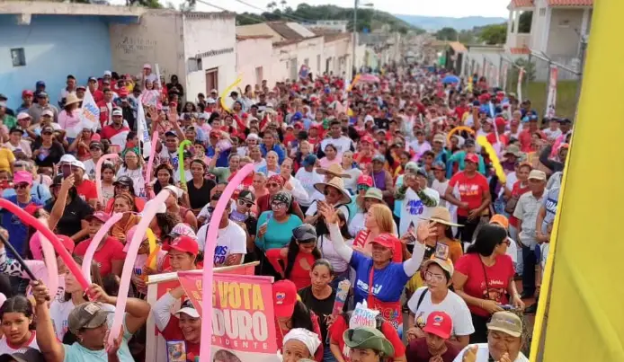 Con una gran movilización por las calles de Churuguara, el Partido Socialista Unido de Venezuela (PSUV) cerró su campaña en este eje de la Sierra.