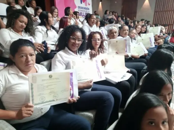 Dando cumplimiento al segundo vértice de la Gran Misión Venezuela Mujer se realizó la Entrega de Títulos de Bachiller y Técnicos Medios a 113 falconianas.